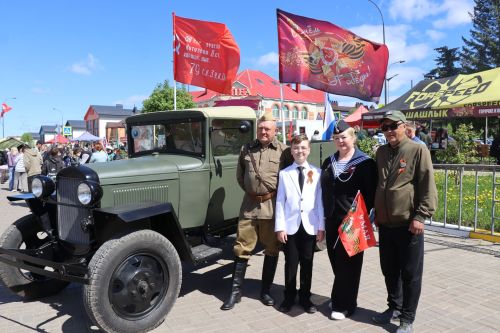 «Паровоз Победы» и лица героев: как в Нурлате отметили 9 Мая на центральной площади