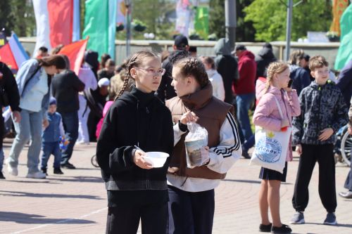 «Паровоз Победы» и лица героев: как в Нурлате отметили 9 Мая на центральной площади