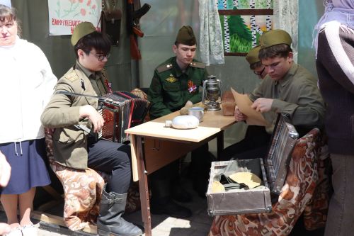 «Паровоз Победы» и лица героев: как в Нурлате отметили 9 Мая на центральной площади
