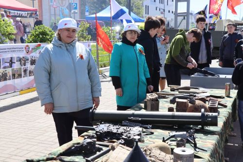 «Паровоз Победы» и лица героев: как в Нурлате отметили 9 Мая на центральной площади