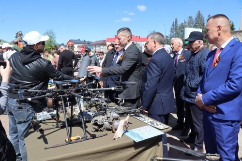 «Паровоз Победы» и лица героев: как в Нурлате отметили 9 Мая на центральной площади