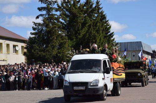 В Нурлате прошел Парад Победы: подвигу героев и память, и слава