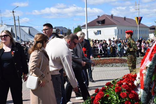В День Победы нурлатцы возложили цветы к памятнику воину-освободителю