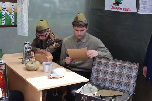 «Паровоз Победы» и лица героев: как в Нурлате отметили 9 Мая на центральной площади
