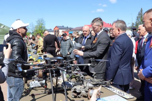 «Паровоз Победы» и лица героев: как в Нурлате отметили 9 Мая на центральной площади