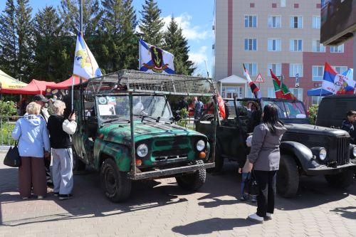 «Паровоз Победы» и лица героев: как в Нурлате отметили 9 Мая на центральной площади