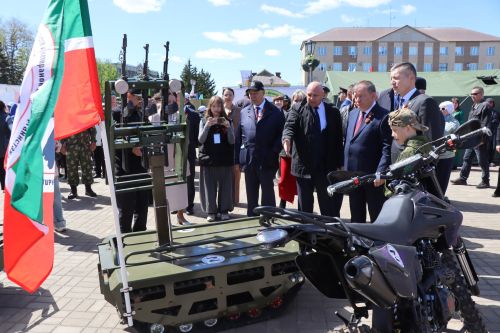 «Паровоз Победы» и лица героев: как в Нурлате отметили 9 Мая на центральной площади