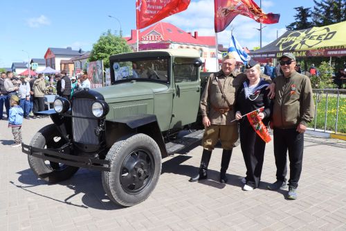 «Паровоз Победы» и лица героев: как в Нурлате отметили 9 Мая на центральной площади