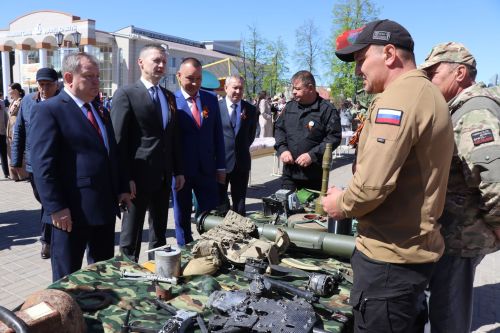 «Паровоз Победы» и лица героев: как в Нурлате отметили 9 Мая на центральной площади