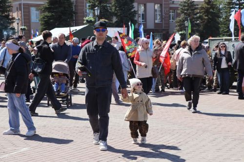 «Паровоз Победы» и лица героев: как в Нурлате отметили 9 Мая на центральной площади