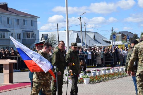 В День Победы нурлатцы возложили цветы к памятнику воину-освободителю