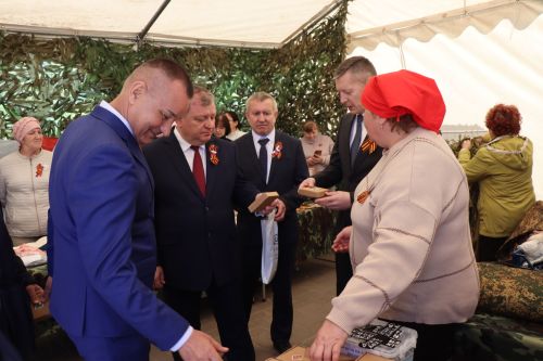 «Паровоз Победы» и лица героев: как в Нурлате отметили 9 Мая на центральной площади