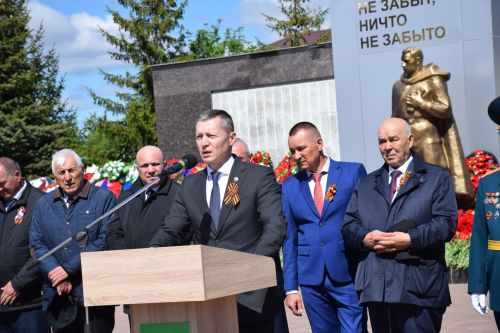 В Нурлате прошел Парад Победы: подвигу героев и память, и слава