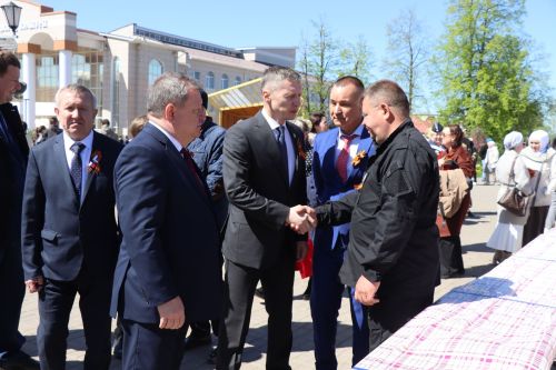 «Паровоз Победы» и лица героев: как в Нурлате отметили 9 Мая на центральной площади
