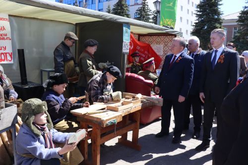 «Паровоз Победы» и лица героев: как в Нурлате отметили 9 Мая на центральной площади