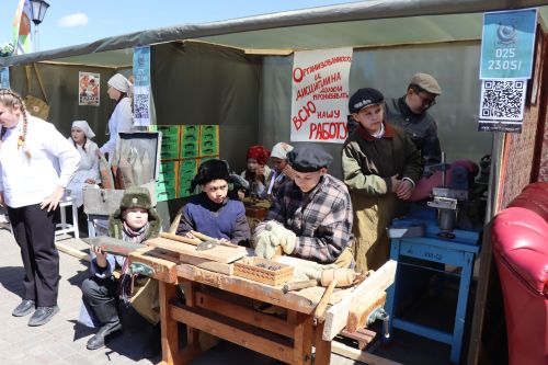 «Паровоз Победы» и лица героев: как в Нурлате отметили 9 Мая на центральной площади