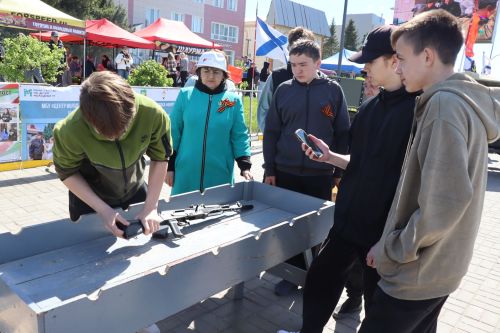 «Паровоз Победы» и лица героев: как в Нурлате отметили 9 Мая на центральной площади