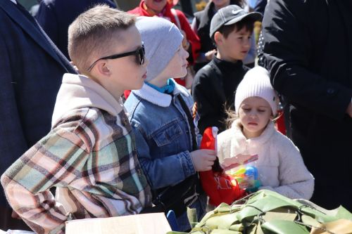 «Паровоз Победы» и лица героев: как в Нурлате отметили 9 Мая на центральной площади