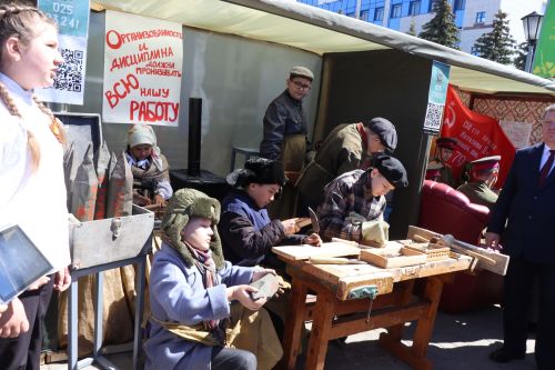 «Паровоз Победы» и лица героев: как в Нурлате отметили 9 Мая на центральной площади