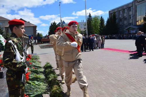 В Нурлате прошел Парад Победы: подвигу героев и память, и слава
