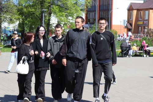 «Паровоз Победы» и лица героев: как в Нурлате отметили 9 Мая на центральной площади