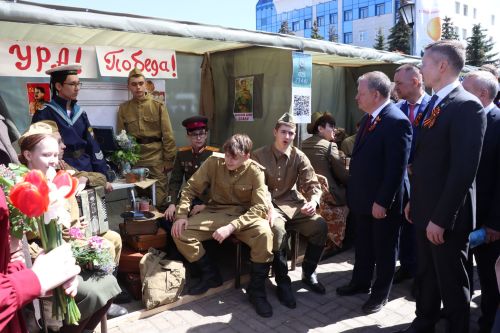 «Паровоз Победы» и лица героев: как в Нурлате отметили 9 Мая на центральной площади
