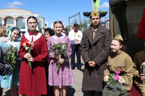 «Паровоз Победы» и лица героев: как в Нурлате отметили 9 Мая на центральной площади