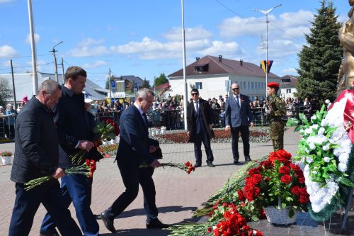 В День Победы нурлатцы возложили цветы к памятнику воину-освободителю