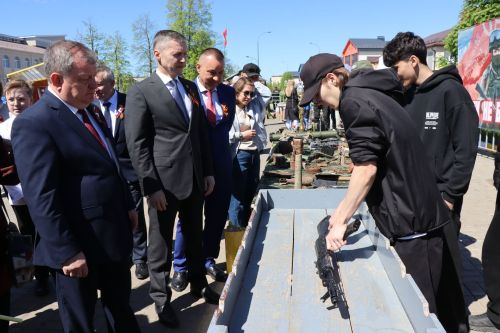 «Паровоз Победы» и лица героев: как в Нурлате отметили 9 Мая на центральной площади