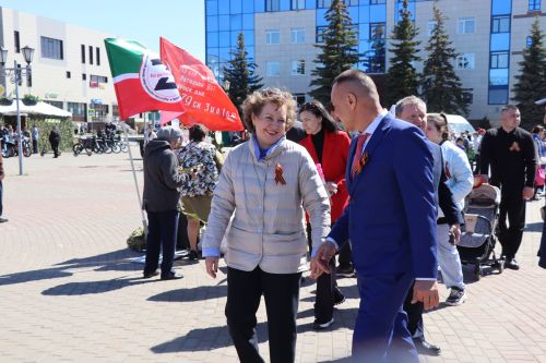 «Паровоз Победы» и лица героев: как в Нурлате отметили 9 Мая на центральной площади