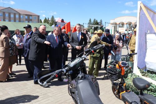 «Паровоз Победы» и лица героев: как в Нурлате отметили 9 Мая на центральной площади