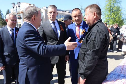 «Паровоз Победы» и лица героев: как в Нурлате отметили 9 Мая на центральной площади