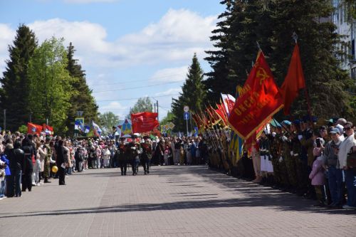 В Нурлате прошел Парад Победы: подвигу героев и память, и слава