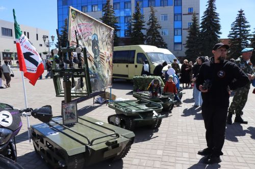 «Паровоз Победы» и лица героев: как в Нурлате отметили 9 Мая на центральной площади