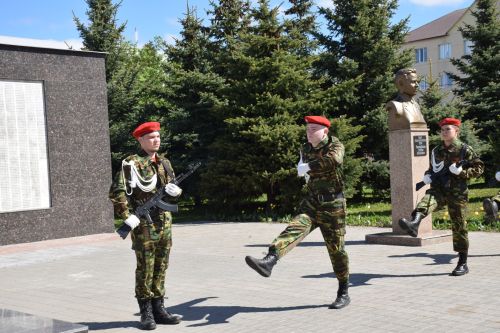 В День Победы нурлатцы возложили цветы к памятнику воину-освободителю
