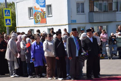 В День Победы нурлатцы возложили цветы к памятнику воину-освободителю