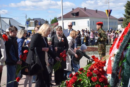 В День Победы нурлатцы возложили цветы к памятнику воину-освободителю