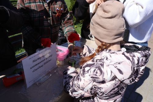 «Паровоз Победы» и лица героев: как в Нурлате отметили 9 Мая на центральной площади
