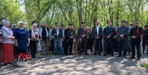 Нурлатцы возложили цветы к могиле Габдуллы Кариева в день его 140-летия