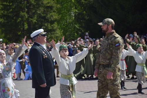 В Нурлате прошел Парад Победы: подвигу героев и память, и слава