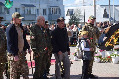В День Победы нурлатцы возложили цветы к памятнику воину-освободителю