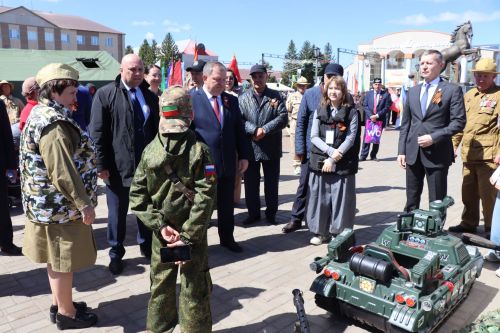 «Паровоз Победы» и лица героев: как в Нурлате отметили 9 Мая на центральной площади