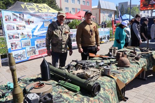 «Паровоз Победы» и лица героев: как в Нурлате отметили 9 Мая на центральной площади