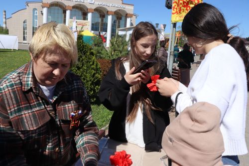 «Паровоз Победы» и лица героев: как в Нурлате отметили 9 Мая на центральной площади