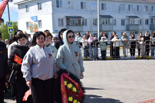 В День Победы нурлатцы возложили цветы к памятнику воину-освободителю