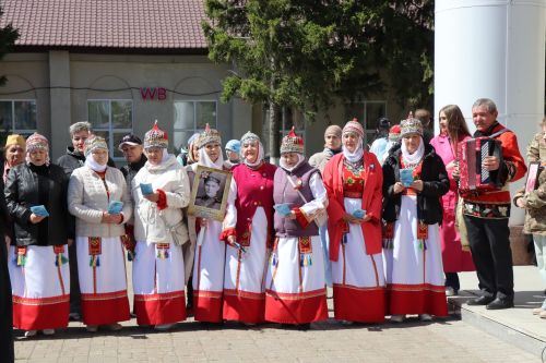 «Народный хор Победы» в Нурлате: сотни голосов исполнили главные песни весны 1945 года