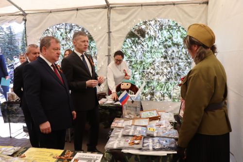 «Паровоз Победы» и лица героев: как в Нурлате отметили 9 Мая на центральной площади