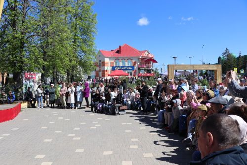 «Паровоз Победы» и лица героев: как в Нурлате отметили 9 Мая на центральной площади