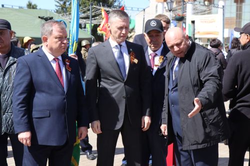 «Паровоз Победы» и лица героев: как в Нурлате отметили 9 Мая на центральной площади