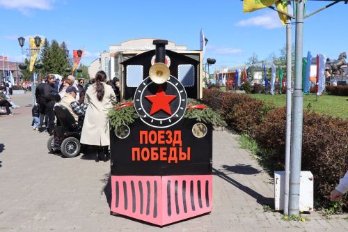 «Паровоз Победы» и лица героев: как в Нурлате отметили 9 Мая на центральной площади